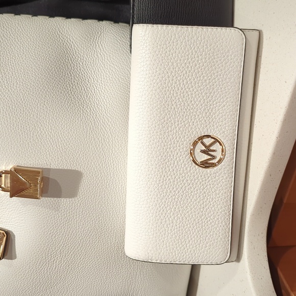 Michael Kors tote bag and wallet bundle..Minor Discoloration On The Back Of Bag. - Picture 2 of 5
